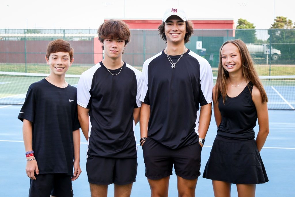 peri with siblings on tennis course posing