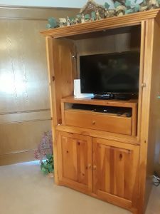 Risd Marketplace Large Well Made Wood Entertainment Center With Closing Doors